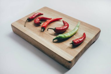 Gıda, sağlıklı beslenme ve beslenme kavramı - dilimlenmiş kabak ve diğer sebze ahşap tahta üzerinde. Taze sebze ve yeşillik bir ahşap tahta üzerinde.