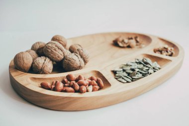 Fındık ve bal photoset. Tatlım, ceviz, tarçın, sawed ahşap.