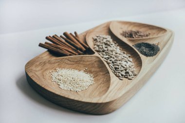 Fındık ve bal photoset. Tatlım, ceviz, tarçın, sawed ahşap.