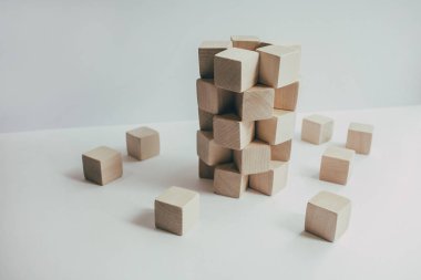 ahşap küpleri. Beyaz bir arka plan üzerinde izole