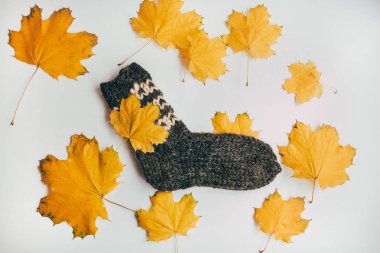 El yapımı sıcak örme çorap yığını eşarplar Mittens üzerinden kaba yün iplik ahşap masa üzerinde kahverengi bej gri. Yakın çekim. Kış sonbahar eko moda akrabalarımıköle stili.