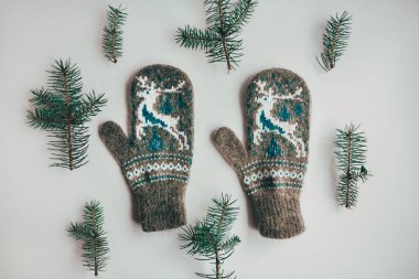 El yapımı sıcak örme çorap yığını eşarplar Mittens üzerinden kaba yün iplik ahşap masa üzerinde kahverengi bej gri. Yakın çekim. Kış sonbahar eko moda akrabalarımıköle stili.