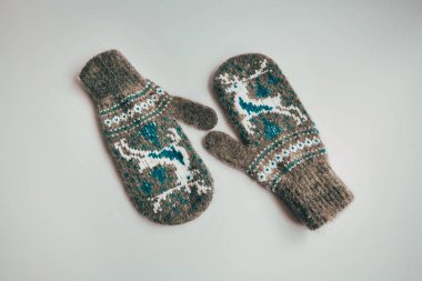 El yapımı sıcak örme çorap yığını eşarplar Mittens üzerinden kaba yün iplik ahşap masa üzerinde kahverengi bej gri. Yakın çekim. Kış sonbahar eko moda akrabalarımıköle stili.