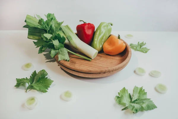 Comida, alimentación saludable y el concepto de nutrición calabaza en rodajas y otras verduras en la tabla de madera. Verduras frescas y verduras en una tabla de madera . — Foto de Stock