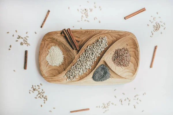 Fotoset de frutos secos y miel. Miel, nuez, canela, madera aserrada . — Foto de Stock