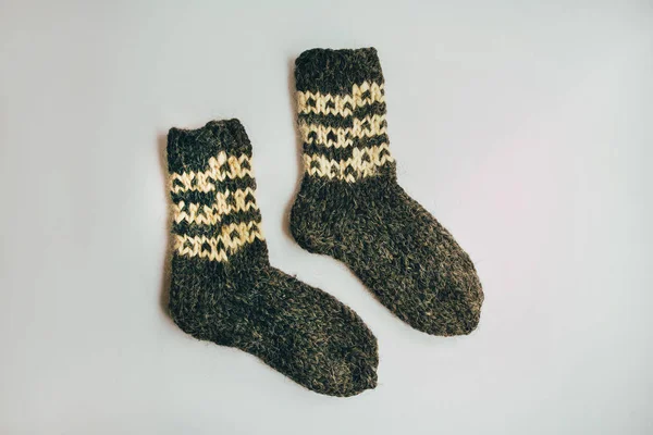 Stack of Handmade Warm Knitted Socks Bufandas Mitones de lana áspera hilado marrón beige gris sobre tabla de madera. De cerca. Invierno Otoño Eco Fashion Kinfolk Style . — Foto de Stock