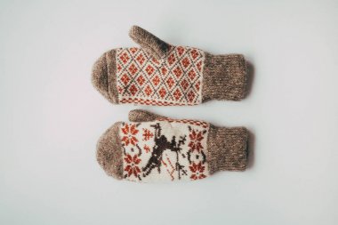 El yapımı sıcak örme çorap yığını eşarplar Mittens üzerinden kaba yün iplik kahverengi bej gri. Yakın çekim. Kış sonbahar eko moda akrabalarımıköle tarzı. Doğal malzemeler
