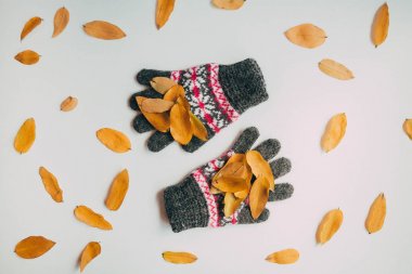 El yapımı sıcak örme çorap yığını eşarplar Mittens üzerinden kaba yün iplik kahverengi bej gri. Yakın çekim. Kış sonbahar eko moda akrabalarımıköle tarzı. Doğal malzemeler