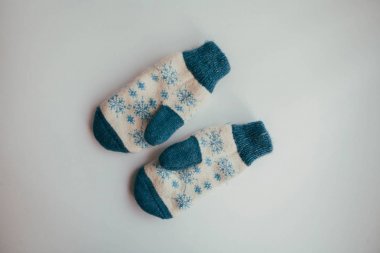 El yapımı sıcak örme çorap yığını eşarplar Mittens üzerinden kaba yün iplik kahverengi bej gri. Yakın çekim. Kış sonbahar eko moda akrabalarımıköle tarzı. Doğal malzemeler