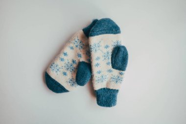 El yapımı sıcak örme çorap yığını eşarplar Mittens üzerinden kaba yün iplik kahverengi bej gri. Yakın çekim. Kış sonbahar eko moda akrabalarımıköle tarzı. Doğal malzemeler