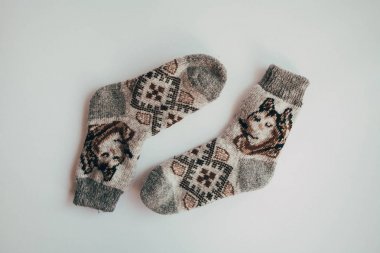 El yapımı sıcak örme çorap yığını eşarplar Mittens üzerinden kaba yün iplik kahverengi bej gri. Yakın çekim. Kış sonbahar eko moda akrabalarımıköle tarzı. Doğal malzemeler