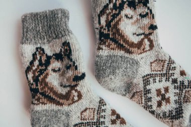 El yapımı sıcak örme çorap yığını eşarplar Mittens üzerinden kaba yün iplik kahverengi bej gri. Yakın çekim. Kış sonbahar eko moda akrabalarımıköle tarzı. Doğal malzemeler