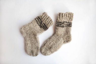 El yapımı sıcak örme çorap yığını eşarplar Mittens üzerinden kaba yün iplik kahverengi bej gri. Yakın çekim. Kış sonbahar eko moda akrabalarımıköle tarzı. Doğal malzemeler