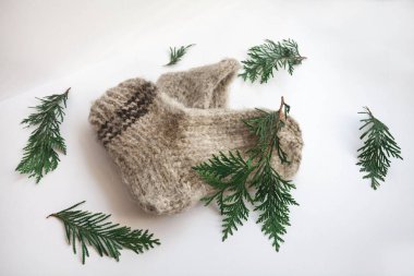 El yapımı sıcak örme çorap yığını eşarplar Mittens üzerinden kaba yün iplik kahverengi bej gri. Yakın çekim. Kış sonbahar eko moda akrabalarımıköle tarzı. Doğal malzemeler