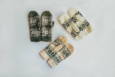 El yapımı sıcak örme çorap yığını eşarplar Mittens üzerinden kaba yün iplik kahverengi bej gri. Yakın çekim. Kış sonbahar eko moda akrabalarımıköle tarzı. Doğal malzemeler