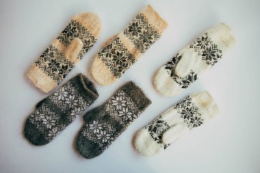 El yapımı sıcak örme çorap yığını eşarplar Mittens üzerinden kaba yün iplik kahverengi bej gri. Yakın çekim. Kış sonbahar eko moda akrabalarımıköle tarzı. Doğal malzemeler