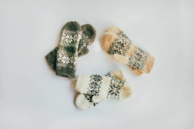 El yapımı sıcak örme çorap yığını eşarplar Mittens üzerinden kaba yün iplik kahverengi bej gri. Yakın çekim. Kış sonbahar eko moda akrabalarımıköle tarzı. Doğal malzemeler