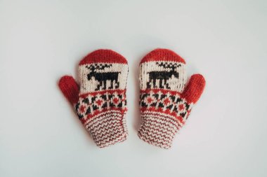 El yapımı sıcak örme çorap yığını eşarplar Mittens üzerinden kaba yün iplik kahverengi bej gri. Yakın çekim. Kış sonbahar eko moda akrabalarımıköle tarzı. Doğal malzemeler