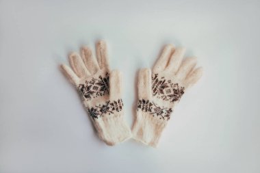 Soğuk sezon için el yapımı örgü çorap. Yukarıdan görüntüleyin. Birçok farklı renk çorap mavi.