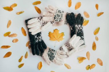 Soğuk sezon için el yapımı örgü çorap. Yukarıdan görüntüleyin. Birçok farklı renk çorap mavi.