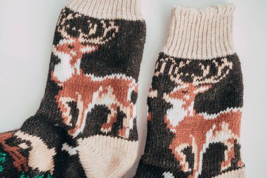 Soğuk sezon için el yapımı örgü çorap. Yukarıdan görüntüleyin. Birçok farklı renk çorap mavi.