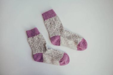 Soğuk sezon için el yapımı örgü çorap. Yukarıdan görüntüleyin. Birçok farklı renk çorap mavi.