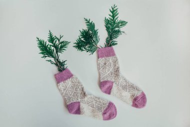 Soğuk sezon için el yapımı örgü çorap. Yukarıdan görüntüleyin. Birçok farklı renk çorap mavi.