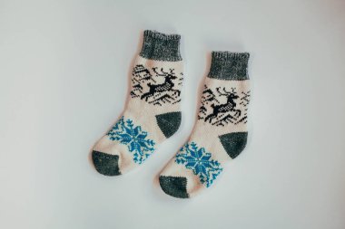 Soğuk sezon için el yapımı örgü çorap. Yukarıdan görüntüleyin. Birçok farklı renk çorap mavi.