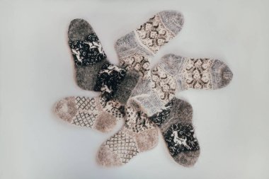 Soğuk sezon için el yapımı örgü çorap. Yukarıdan görüntüleyin. Birçok farklı renk çorap mavi.