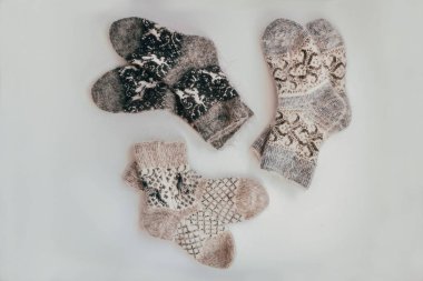 Soğuk sezon için el yapımı örgü çorap. Yukarıdan görüntüleyin. Birçok farklı renk çorap mavi.