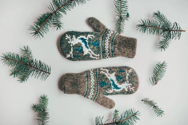 Stapel von handgestrickten warmen Socken Schals Fäustlinge aus grobem Wollgarn braun beige grau. Nahaufnahme. Winter Herbst Öko-Mode kinfolk Stil. Naturmaterialien — Stockfoto