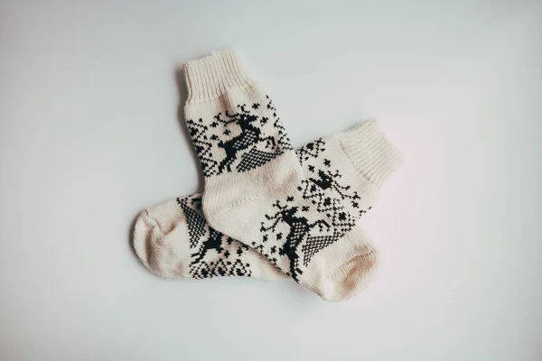 Stack of Handmade Warm Knitted Socks Bufandas Mitones de lana áspera hilado marrón beige gris. De cerca. Otoño de invierno Eco Fashion Kinfolk Style. Materiales naturales — Foto de Stock