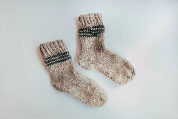 Stapel von handgestrickten warmen Socken Schals Fäustlinge aus grobem Wollgarn braun beige grau. Nahaufnahme. Winter Herbst Öko-Mode kinfolk Stil. Naturmaterialien — Stockfoto