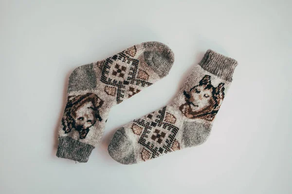 Stapel handgemaakte warme gebreide sokken sjaals, wanten van ruwe wol garen bruin Beige grijs. Close-up. Herfst winter Eco mode Kinfolk stijl. Natuurlijke materialen — Stockfoto