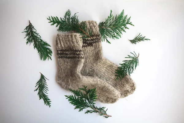 El yapımı sıcak örme çorap yığını eşarplar Mittens üzerinden kaba yün iplik kahverengi bej gri. Yakın çekim. Kış sonbahar eko moda akrabalarımıköle tarzı. Doğal malzemeler