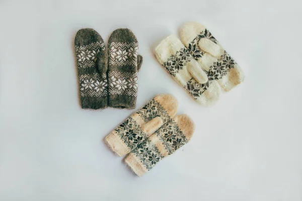 El yapımı sıcak örme çorap yığını eşarplar Mittens üzerinden kaba yün iplik kahverengi bej gri. Yakın çekim. Kış sonbahar eko moda akrabalarımıköle tarzı. Doğal malzemeler
