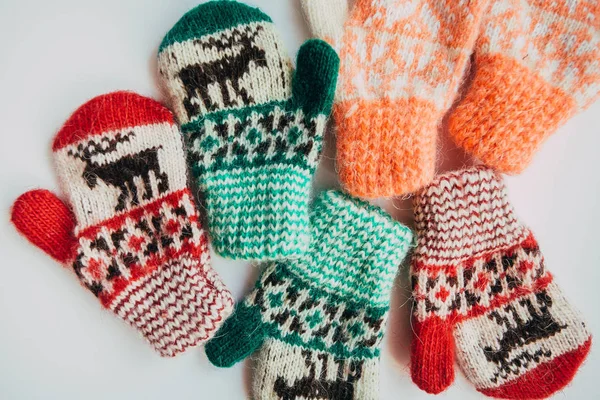 El yapımı sıcak örme çorap yığını eşarplar Mittens üzerinden kaba yün iplik kahverengi bej gri. Yakın çekim. Kış sonbahar eko moda akrabalarımıköle tarzı. Doğal malzemeler