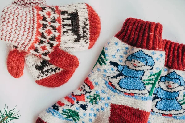 Handgestrickte Socken für die kalte Jahreszeit. Blick von oben. viele verschiedene blaue Socken. — Stockfoto