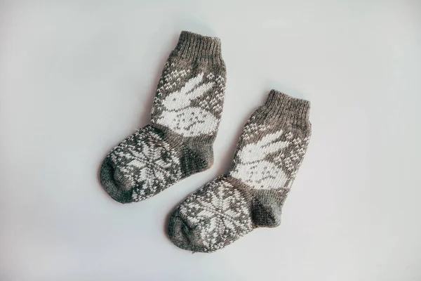 Handgestrickte Socken für die kalte Jahreszeit. Blick von oben. viele verschiedene blaue Socken. — Stockfoto