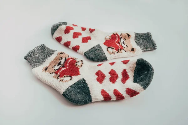 Handgemaakte gebreide sokken voor het koude seizoen. Bekijk van bovenaf. Veel verschillende blauw kleuren sokken. — Stockfoto
