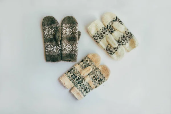 Stapel handgemaakte warme gebreide sokken sjaals, wanten van ruwe wol garen bruin Beige grijs. Close-up. Herfst winter Eco mode Kinfolk stijl. Natuurlijke materialen Rechtenvrije Stockafbeeldingen