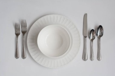 Kase de dahil olmak üzere resmi akşam yemeği yer kaplar