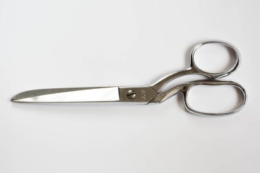 Metal dikiş makas izole üzerinde beyaz kapalı
