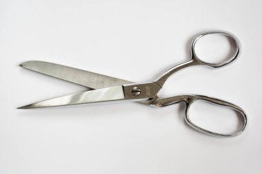 Yarı açık beyaz izole metal dikiş makas