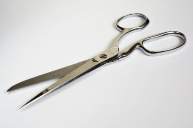 Yarı açık beyaz perspektif içinde izole metal dikiş makas