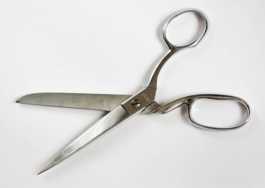Metal dikiş makas geniş açık beyaz izole