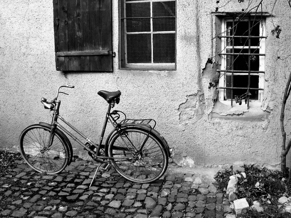 Una Bicicleta Vintage Aparcada en el Callejón Fuera Es la Casa del Propietario —  Fotos de Stock