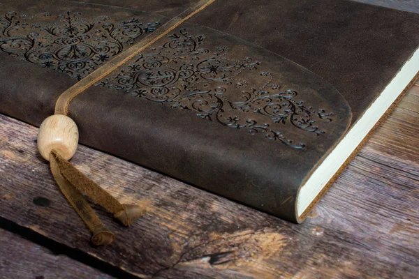 Klasické kožené vazby Journal knihu na staré podlahové desky stodola zblízka — Stock fotografie
