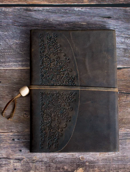 Klasická kožená vázané knihy deník na staré podlahové desky stodola přímo na — Stock fotografie