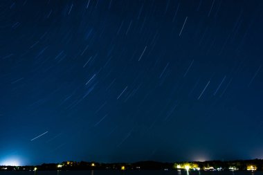 Star yollar geceleri bir göl üzerinde